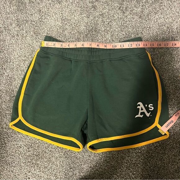 New Era, MLB, Oakland As Athletics fleece shorts - Picture 9 of 10
